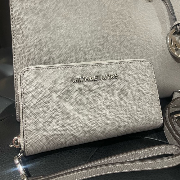 EUC - MICHAEL KORS  Selma Medium Top Zip Satchel - Pearl Grey - Picture 2 of 5